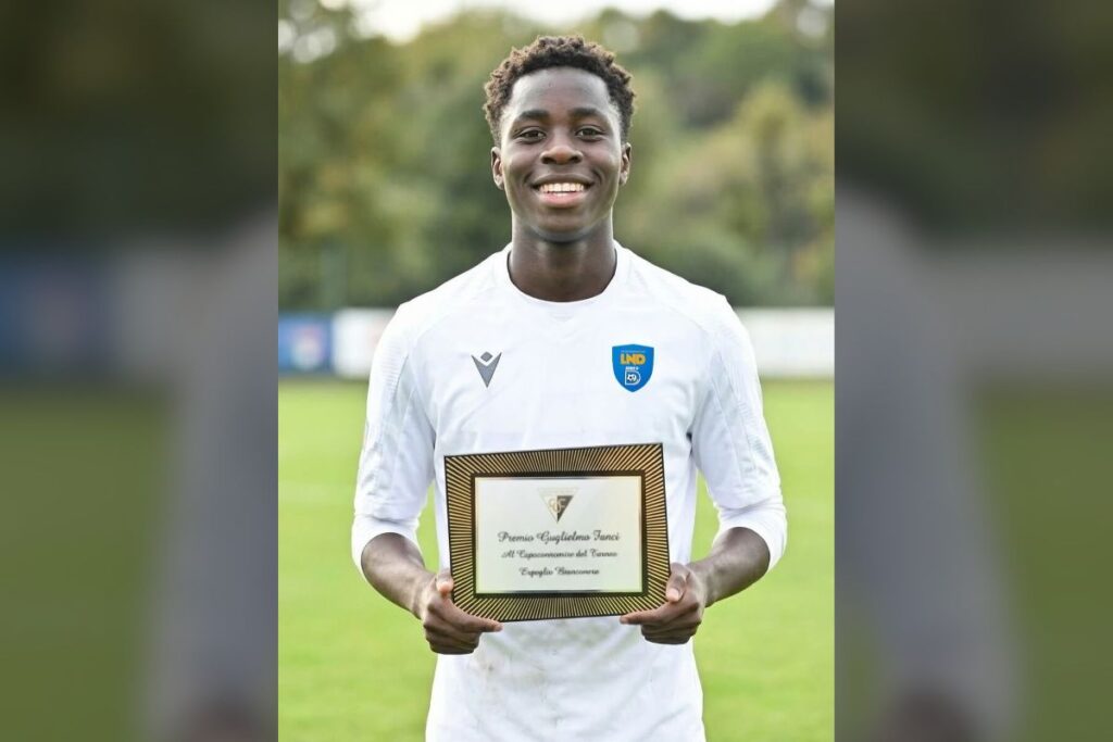 Ndiaga Sali with his highest goalscorer award at the 2026 Viareggio Cup