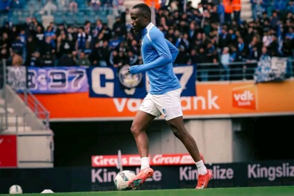 Yira Sor warming up for Genk